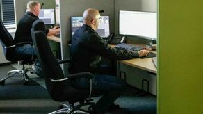 Pracownicy Centrum Powiadamiania Ratunkowego w Lublinie przy pracy