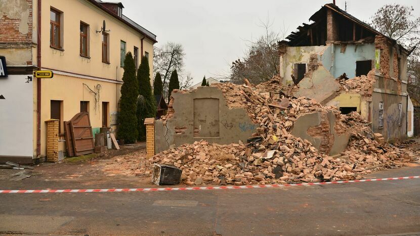 Rozbiórka budynku, z którego spadały cegły 