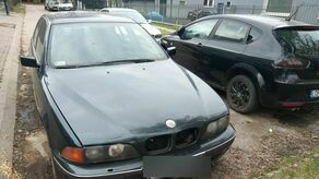 Seat, BMW i volkswagen porzucone na ulicy. Ludzie od roku proszą o usunięcie wraków. Zdjęcia