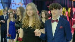 Bal po królewsku. Tak się bawią ósmoklasiści z SP nr 30 im. Króla Kazimierza Wielkiego