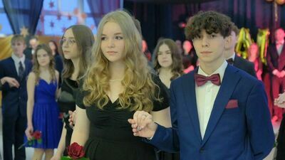 Bal po królewsku. Tak się bawią ósmoklasiści z SP nr 30 im. Króla Kazimierza Wielkiego