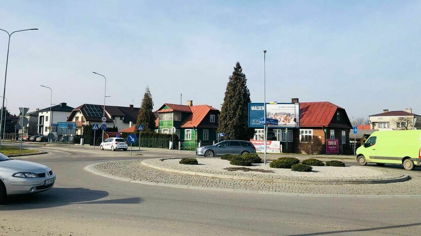 Ulice Wojska Polskiego i Starowiejska łączą się na stosunkowo nowym rondzie, gdzie zbiegają się również ulice Namysłowskiego i Powiatowa
