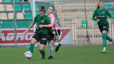 Klaudia Lefeld (z piłką) to jedyna przedstawicielka Górnika Łęczna w seniorskiej reprezentacji