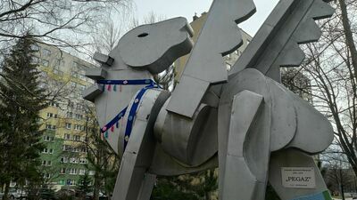 Pegaz na LSM ozdobiony włóczką. Urodzinowa akcja na osiedlu. Zdjęcia