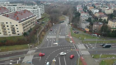 – Pozytywna decyzja o rządowym dofinansowaniu w kwocie 30 mln zł, czyli na poziomie 50 proc. inwestycji, dla przedłużenia ul. Węglarza wraz z budową przyległych ulic oraz przebudowy ul. Wallenroda umożliwi rozpoczęcie poszukiwań wyboru wykonawcy rozbudowy układu drogowego – podkreśla Justyna Góźdź z biura prasowego magistratu.