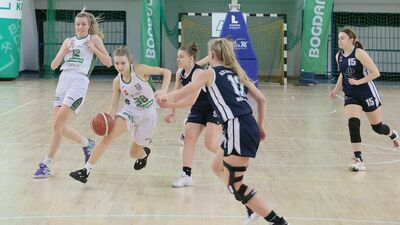 Aleksandra Kuczyńska (z piłką) wystąpiła w miniony weekend zarówno w ENerga Basket Lidze Kobiet, jak i rozgrywkach I ligi