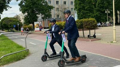 Hulajnogi do wynajęcia są w Świdniku od czerwca 2021 roku. Jako pierwsi testowali je samorządowcy