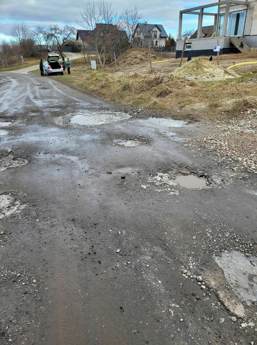 - Może chociaż naprawa dziur na Goździkowej – napisała pani Idena i przysłała zdjęcie ulicy z Ponikwody