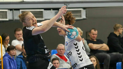 Paulina Masna (z piłką) należy do liderek MKS FunFloor Lublin

