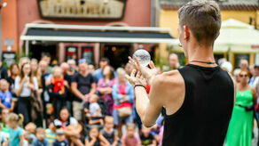 Największe zainteresowanie było w lipcu, podczas Carnavalu Sztukmistrzów