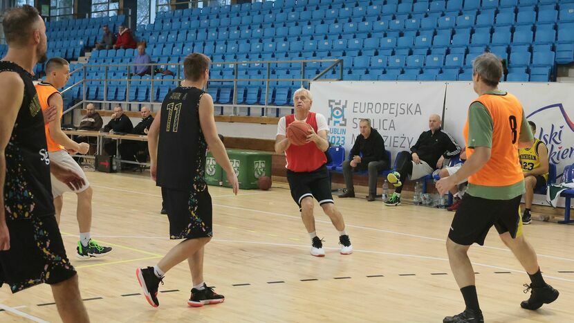 Andrzej Lipski (w czerwonej koszulce) to doświadczony, ale wciąż bardzo skuteczny koszykarz<br />
<br />
