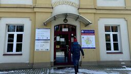 Podsumowując niedawno miniony rok Książnica Zamojska podała, że doliczono się w tym czasie 11 tys. 258 osób, które zarejestrowano jako czytelników przychodzących i wypożyczających książki do domu. W tej grupie kilkanaście procent stanowią mieszkańcy miejscowości z okolic Zamościa