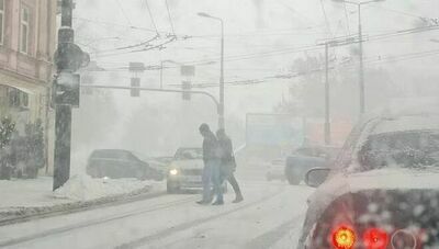 Lublin. Śnieg sypie, aż gęsto. Na ulicach jest diabelsko ślisko