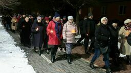 Spacerowali żeby nie oglądać dziennika. Wyszli też dziś