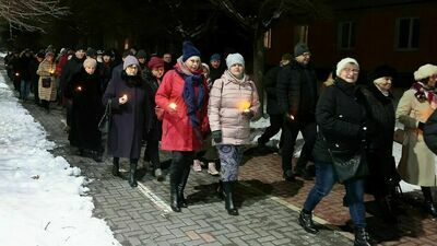 Spacerowali żeby nie oglądać dziennika. Wyszli też dziś