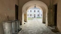 Podkarpie to znajdujący się po zachodniej strony ul. Łukasińskiego naprzeciwko Nadszańca dawny zespół klasztorny o. o. bonifratrów wraz z utrzymywanym przez nich szpitalem. Teraz są tutaj mieszkania. 