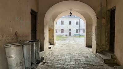 Podkarpie to znajdujący się po zachodniej strony ul. Łukasińskiego naprzeciwko Nadszańca dawny zespół klasztorny o. o. bonifratrów wraz z utrzymywanym przez nich szpitalem. Teraz są tutaj mieszkania. 