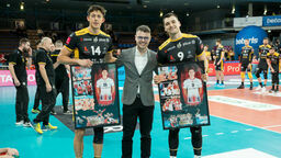 Przed meczem w Rzeszowie środkowy LUK Lublin Jeffrey Jendryk oraz przyjmujmy Nicolas Szerszeń otrzymali pamiątki i podziękowania za czas spędzony w rzeszowskim klubie

