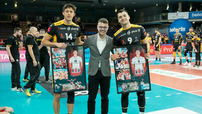 Przed meczem w Rzeszowie środkowy LUK Lublin Jeffrey Jendryk oraz przyjmujmy Nicolas Szerszeń otrzymali pamiątki i podziękowania za czas spędzony w rzeszowskim klubie

