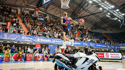 Phil Fayne leci nad motocyklem w jednej z akcji podczas Pekao S.A. Konkurs Wsadów