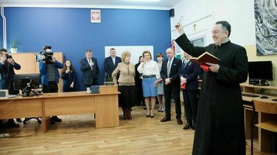 Balony, wstęga i ksiądz. Tak otwarto pracownię komputerową w LO w Lublinie. Zdjęcia