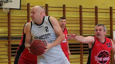 Quattro Tech. (białe stroje) to zespół pełen zawodników o świetnych warunkach fizycznych
