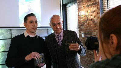 Organizatorzy zbiórki prezentują opatrunki 