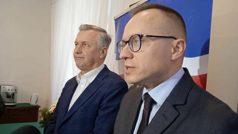 Wiceminister finansów Artur Soboń (z prawej) i burmistrz Ostrowa Lubelskiego Józef Gruszczyk