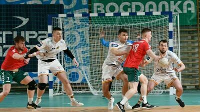 Szczypiorniści zamojskiej Padwy mają na koncie wiele sukcesów, w przeciwieństwie do piłkarzy Hetmana, ale pieniądze dla nich są o połowę mniejsze