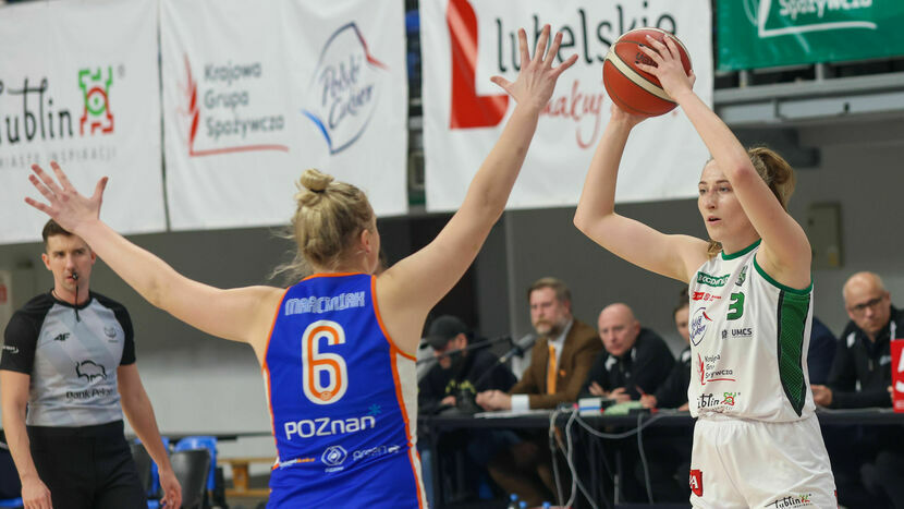Olga Trzeciak (z piłką) to zawodniczka regularnie grająca w Energa Basket Lidze
