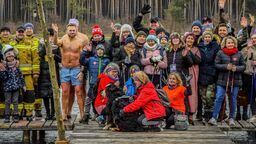 Grupa morsów, wolontariuszy, w tym strażaków i sympatyków orkiestry nad zalewem w Janowicach