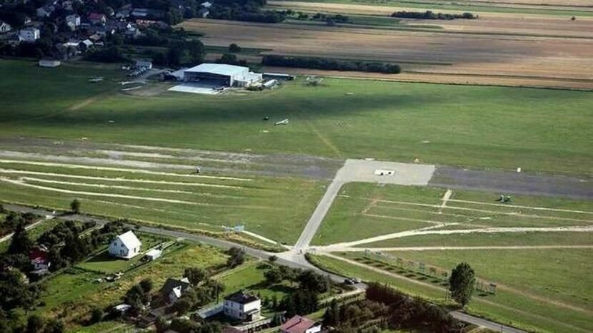 O budowie nowego pasa startowego dla małych samolotów pasażerskich na lotnisku z Mokrem, którym zarządza obecnie Aeroklub Ziemi Zamojskiej, mówi się od wielu lat. Być może w tym roku inwestycja dojdzie do skutku