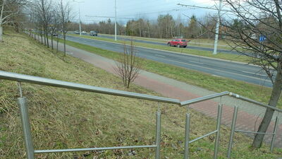 Autor petycji przystanek „Jaspisowa 02” widzi na wysokości bloku Gęsia 20 oraz schodów łączących chodnik i drogę rowerową przy ul. Jana Pawła II z ul. Jaspisową