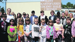 Uczniowie, rodzice i nauczyciele SP nr 3 głośno domagali się budowy sali sportowej i nowych boisk nazywając istniejący plac do gry „kartofliskiem”. Ich marzenie spełni się w połowie.