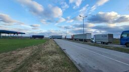 40 km kolejki tirów do przejścia granicznego w Koroszczynie. Polska odpowiada Białorusi 