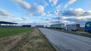 40 km kolejki tirów do przejścia granicznego w Koroszczynie. Polska odpowiada Białorusi 