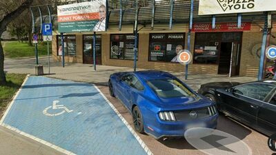 Parking i jedno miejsce dla niepełnosprawnych 