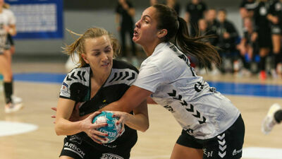 Katarzyna Portasińska (z piłką) to najlepsza snajperka MKS FunFloor Lublin