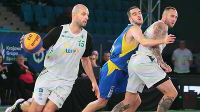 Zawodnicy Legii (białe stroje) wygrali w listopadzie turniej kwalifikacyjny w hali MOSiR im. Zdzisława Niedzieli