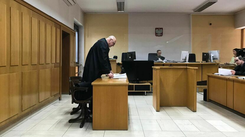 Prokurator Marek Maksymowicz odczytuje akt oskarżenia 