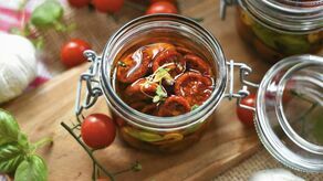 Coś na tęsknotę za latem. Carpaccio, sałatki, zupy... przepisy  pomidorami