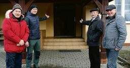 Od lewej: Józef Bartuzi, Rafał Suszek, Andrzej Paśnik i Ryszard Rybczyński. Mieszkańcy Parchatki zgodnie zapewniają, że ze świetlicy nikogo nie wypędzili. Na dowód swojej serdeczności przypominają o pomocy, jakiej udzielali uchodźcom