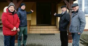 Od lewej: Józef Bartuzi, Rafał Suszek, Andrzej Paśnik i Ryszard Rybczyński. Mieszkańcy Parchatki zgodnie zapewniają, że ze świetlicy nikogo nie wypędzili. Na dowód swojej serdeczności przypominają o pomocy, jakiej udzielali uchodźcom