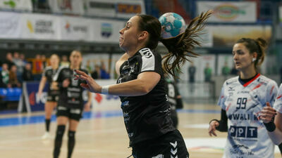 Oktawia Płomińska (z piłką) była najlepszą zawodniczką MKS FunFloor Lublin w ostatnim spotkaniu ligowym z MKS PR URBIS Gniezno