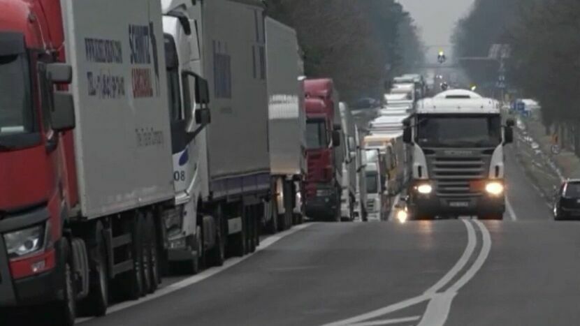 Kolejka ciężarówek do Koroszczyna rośnie. Przez noc odprawiono 350 ciężarówek