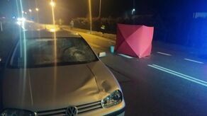 Kierowca volkswagena śmiertelnie potrącił kobietę. Przechodziła przez jezdnię poza pasami