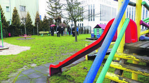 Od wczoraj plac przy przedszkolu nie jest dla dzieci ale dla dorosłych. Plac budowy przejął wykonawca renowacji
 