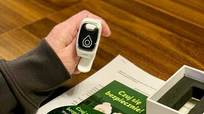 Z teleopaską mieszkający samotnie senior może poczuć się bezpiecznie. Jeśli coś mu się stanie, urządzenie samo powiadomi całodobowe centrum wsparcia.