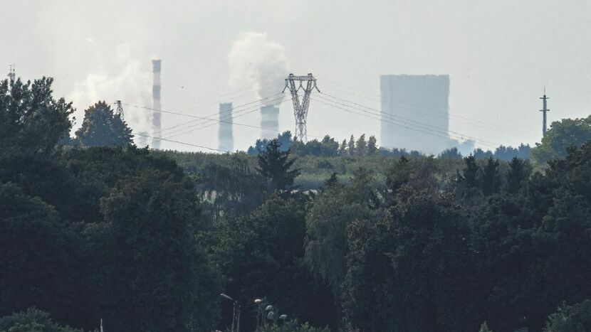 Elektrownia w Kozienicach widziana ze wzniesienia w Buchałowicach w gminie Kurów. Odległość w linii prostej: 61 km