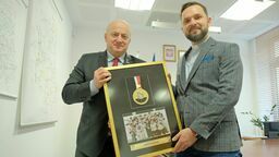 Marszałek Jarosław Stawiarski i ks. dr Łukasz Mudrak